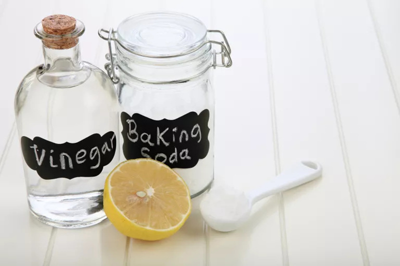lam sach chao inox bi o mau bang baking soda