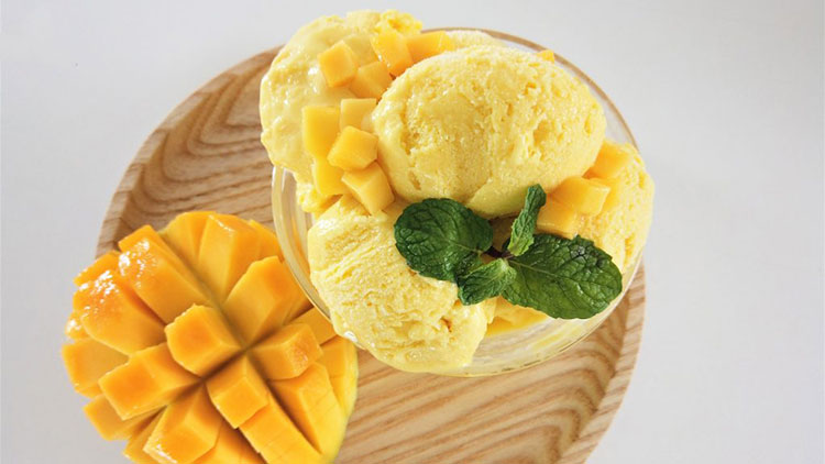 lam kem xoai bang may ep cham